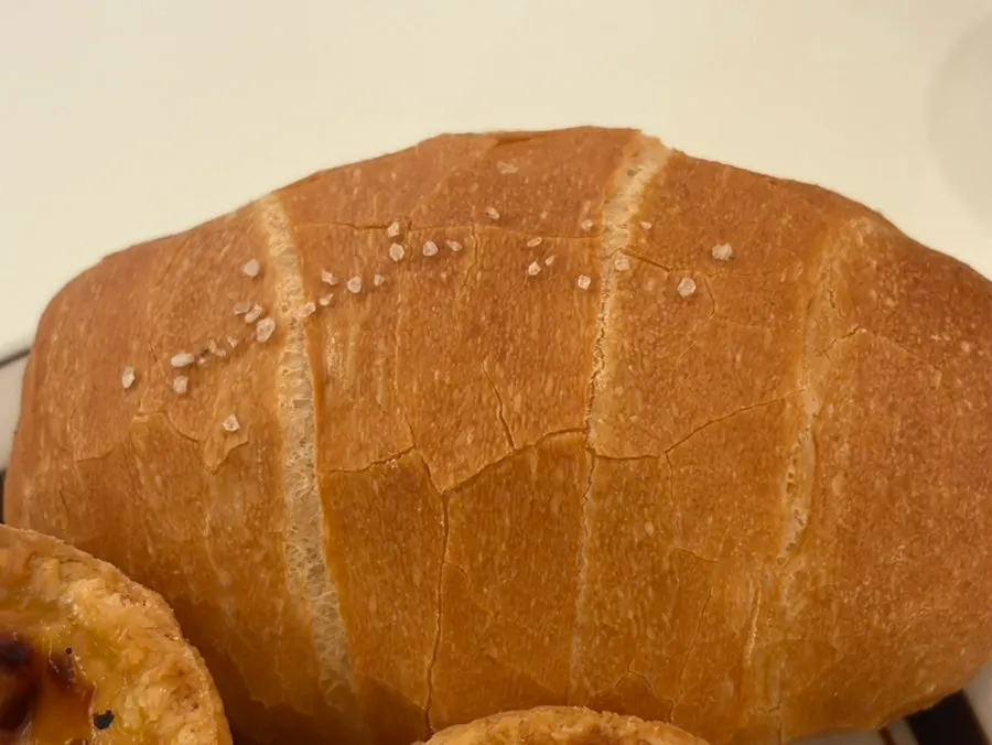 접시에 놓인 크랙소금빵