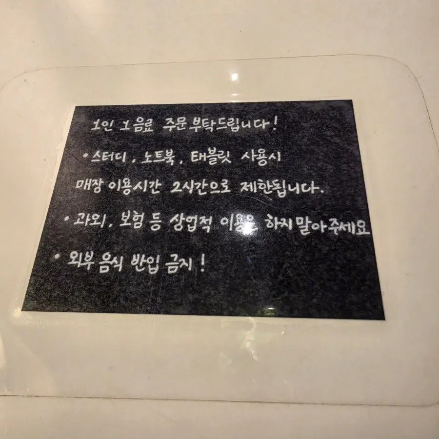 그리드 카페 빵 종류가 놓인 매대
