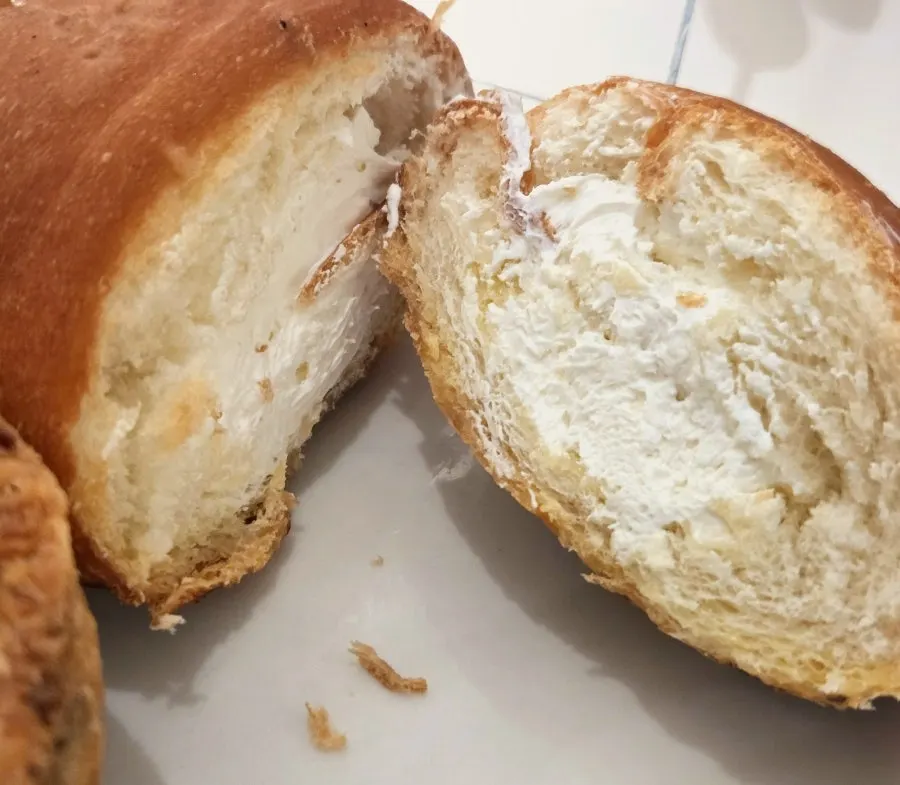반으로 자른 크림소금빵 단면