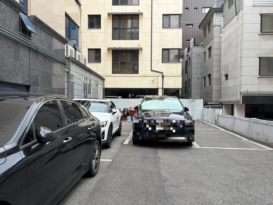 The alley view around Grid Cafe's entrance