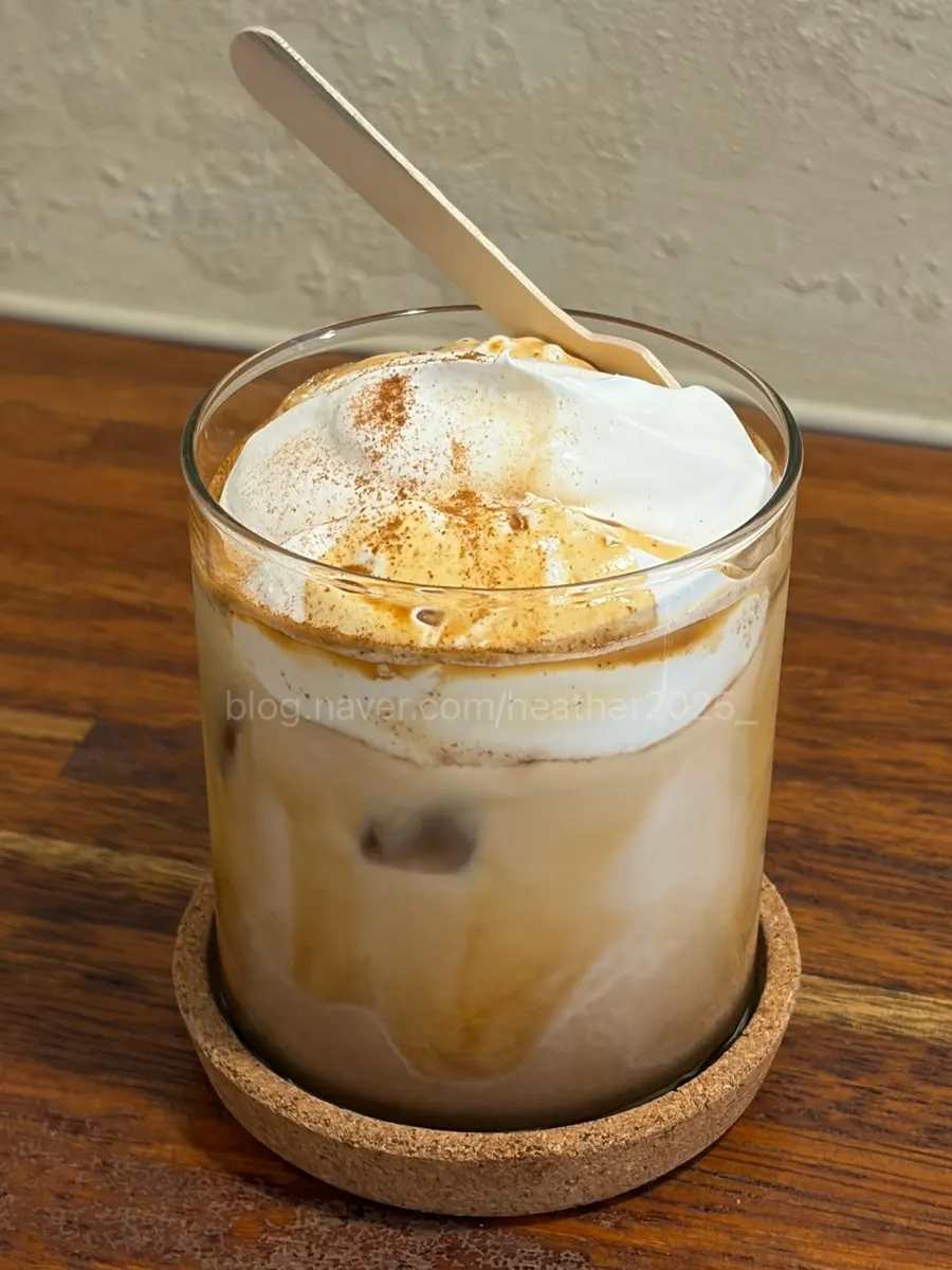 Two cups: Grid cream shot and café latte