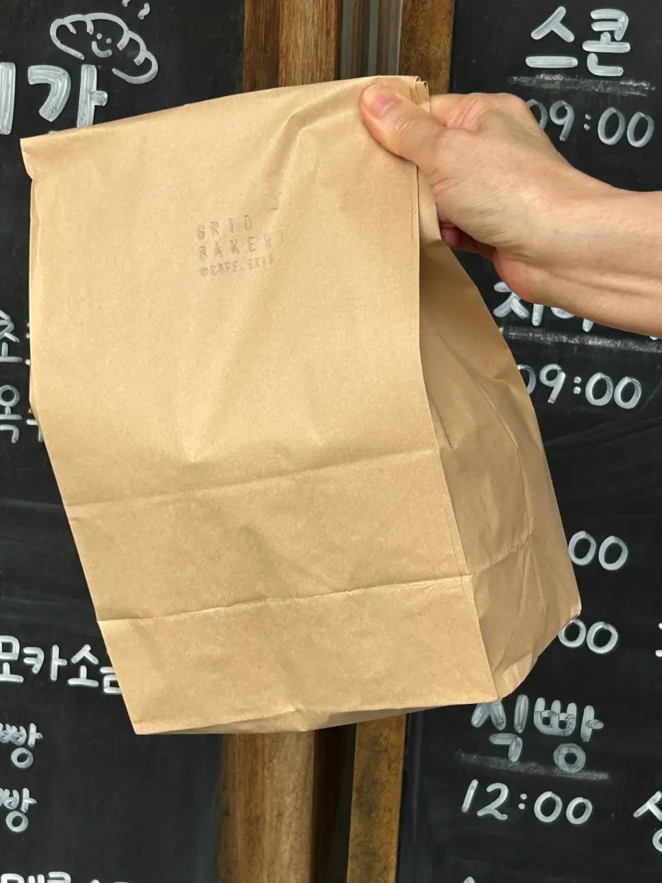 포장한 빵과 커피로 완성한 브런치 테이블