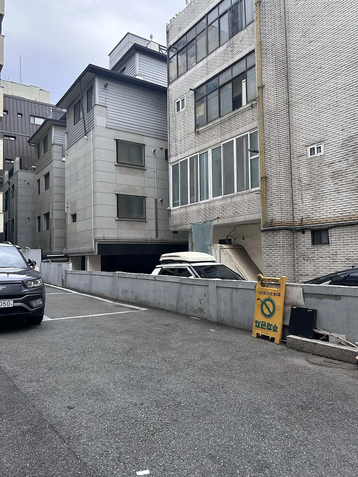 그리드 카페 매장 뒤쪽 주말 주차 공간