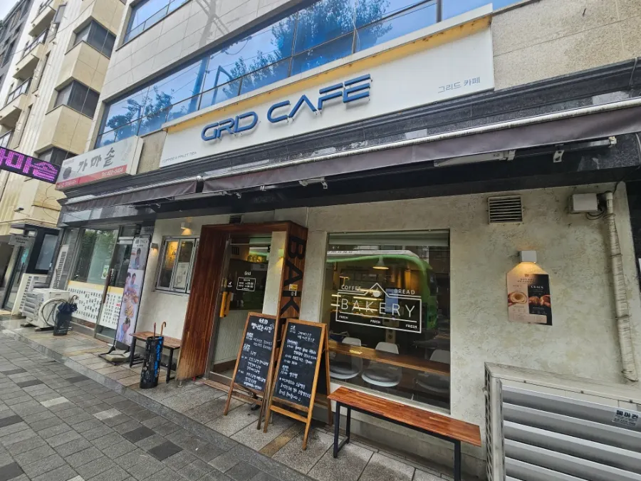빈티지한 화이트 인테리어의 그리드 카페 내부