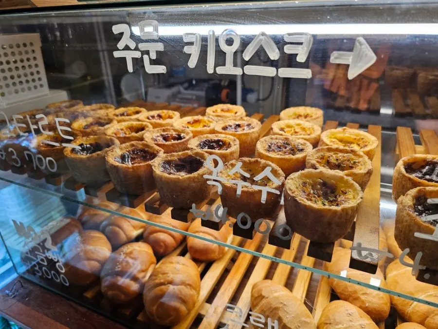 진열된 소금빵과 타르트