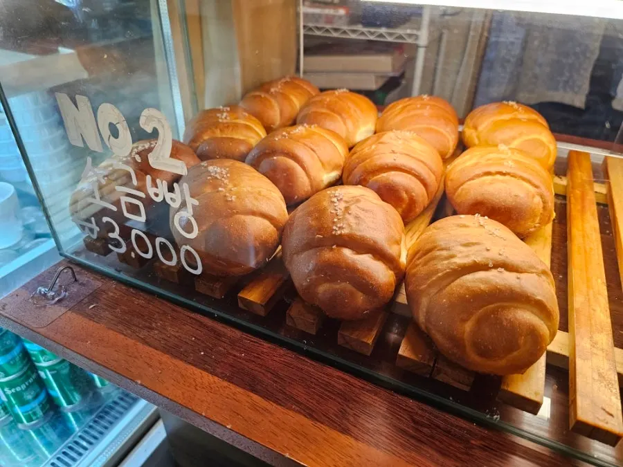 진열대에 놓인 치아바타와 스콘