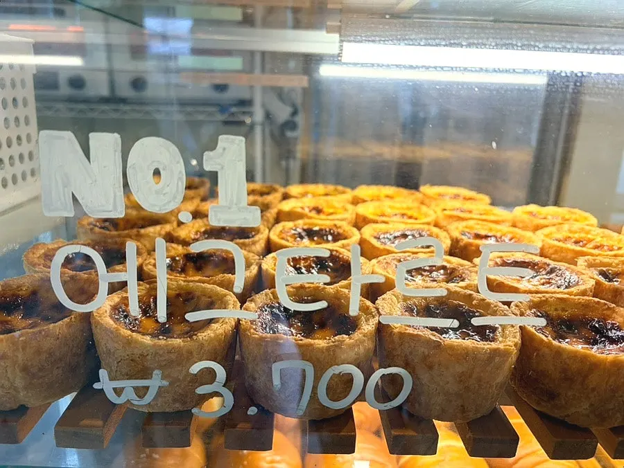 소금빵이 놓인 베이커리 진열대