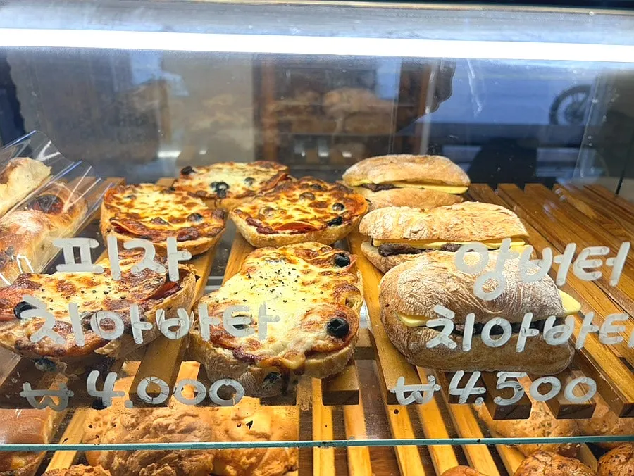 치아바타 종류가 진열된 모습