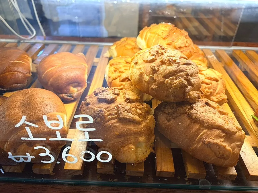 샌드위치가 진열된 그리드카페 쇼케이스