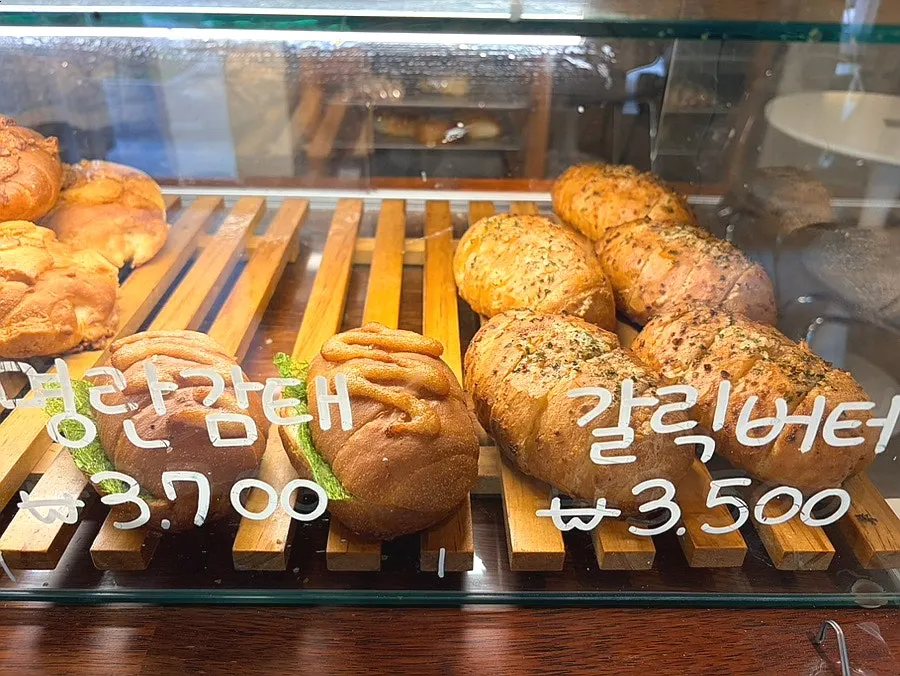 갓 구운 빵이 놓인 진열대