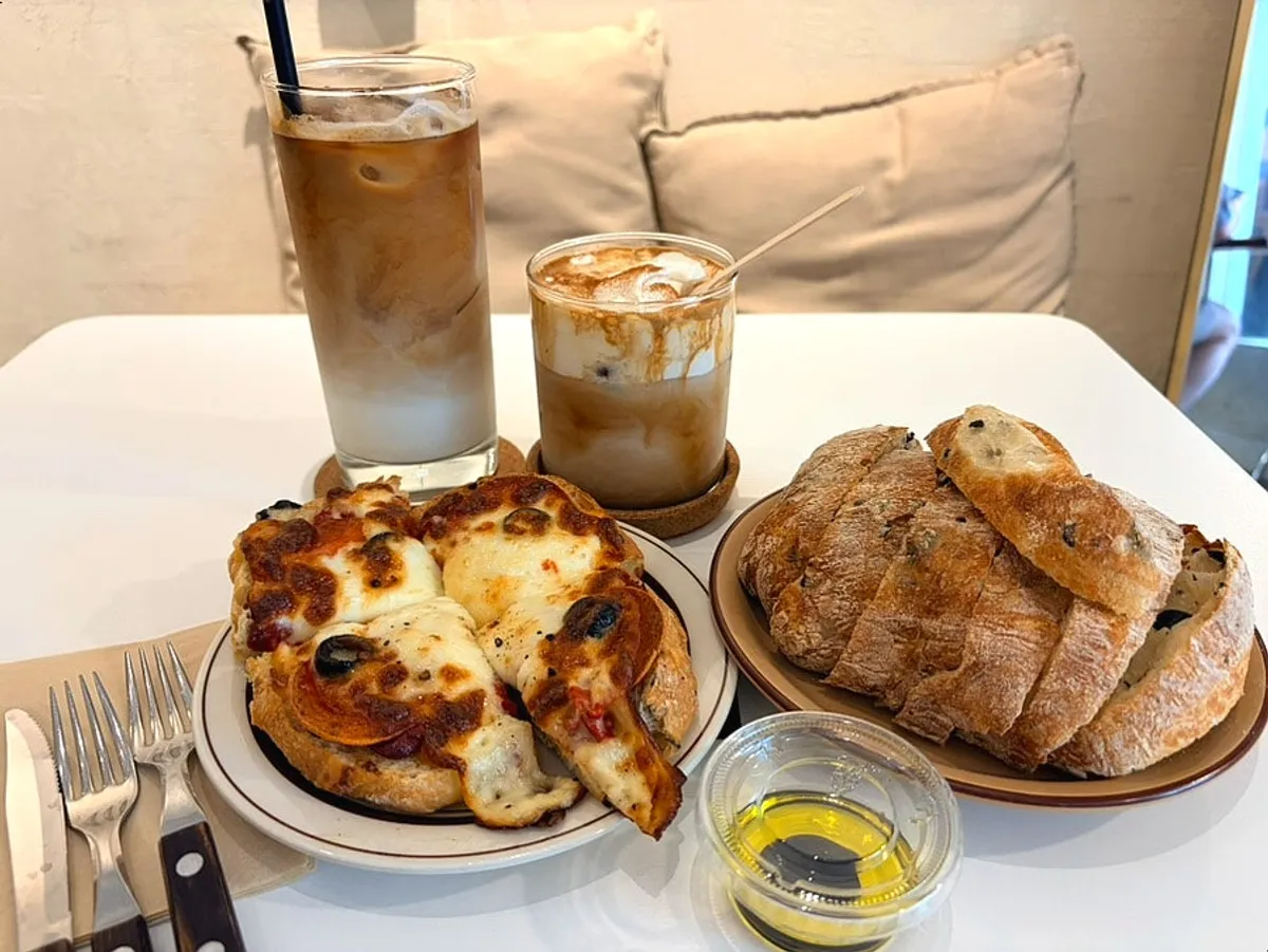치아바타와 음료를 함께 놓은 테이블