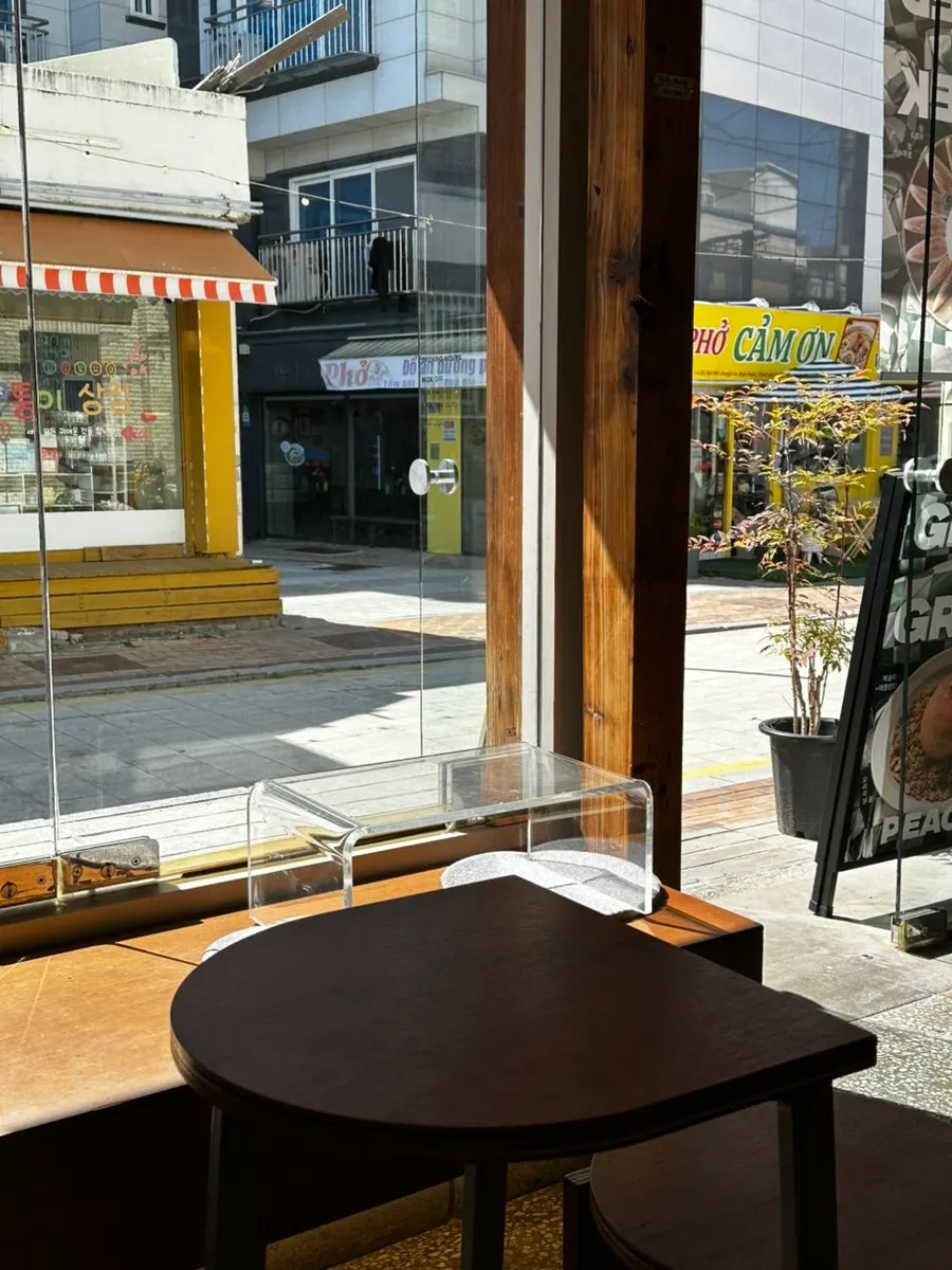 Quiet 1–2 person seating on a weekday morning