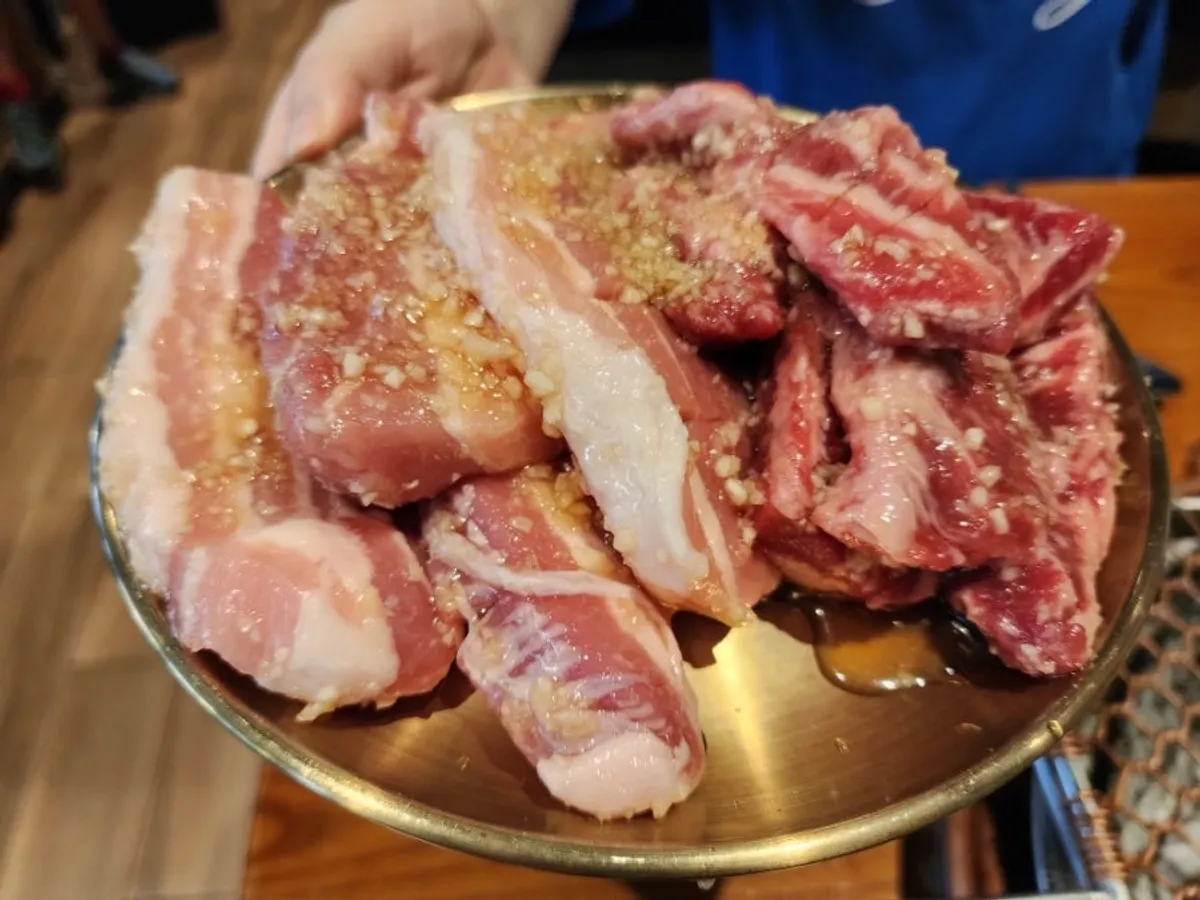 Uiseong garlic-marinated beef short rib and pork belly combo, 600g