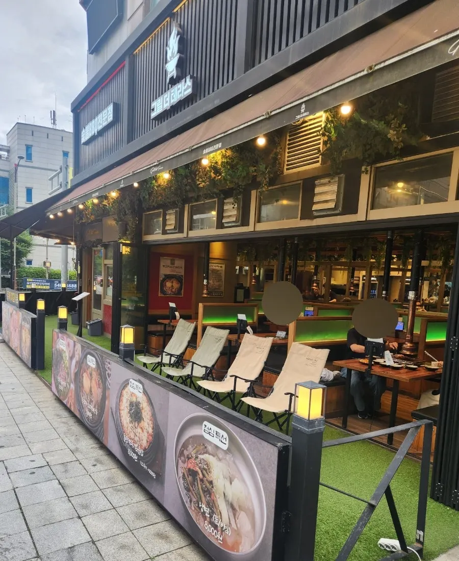 Terrace space in front of the restaurant with camping chairs