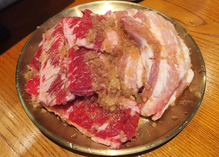 Pork belly and beef ribs topped with Uiseong six-clove garlic
