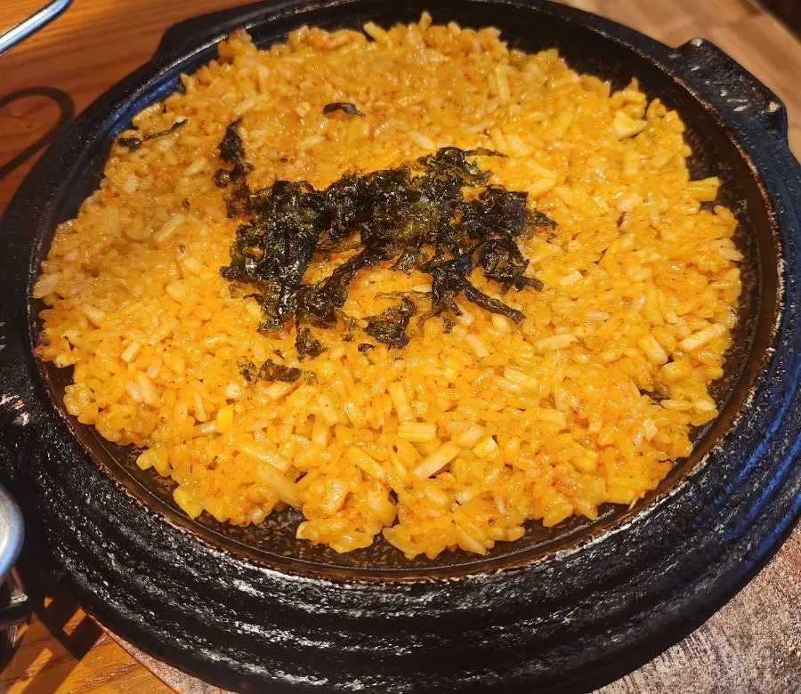 Stone-plate kkakdugi fried rice topped with seaweed flakes