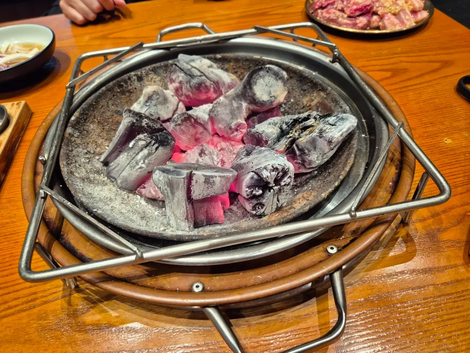 炭火の鉄板に乗ったニンニク味付け肉