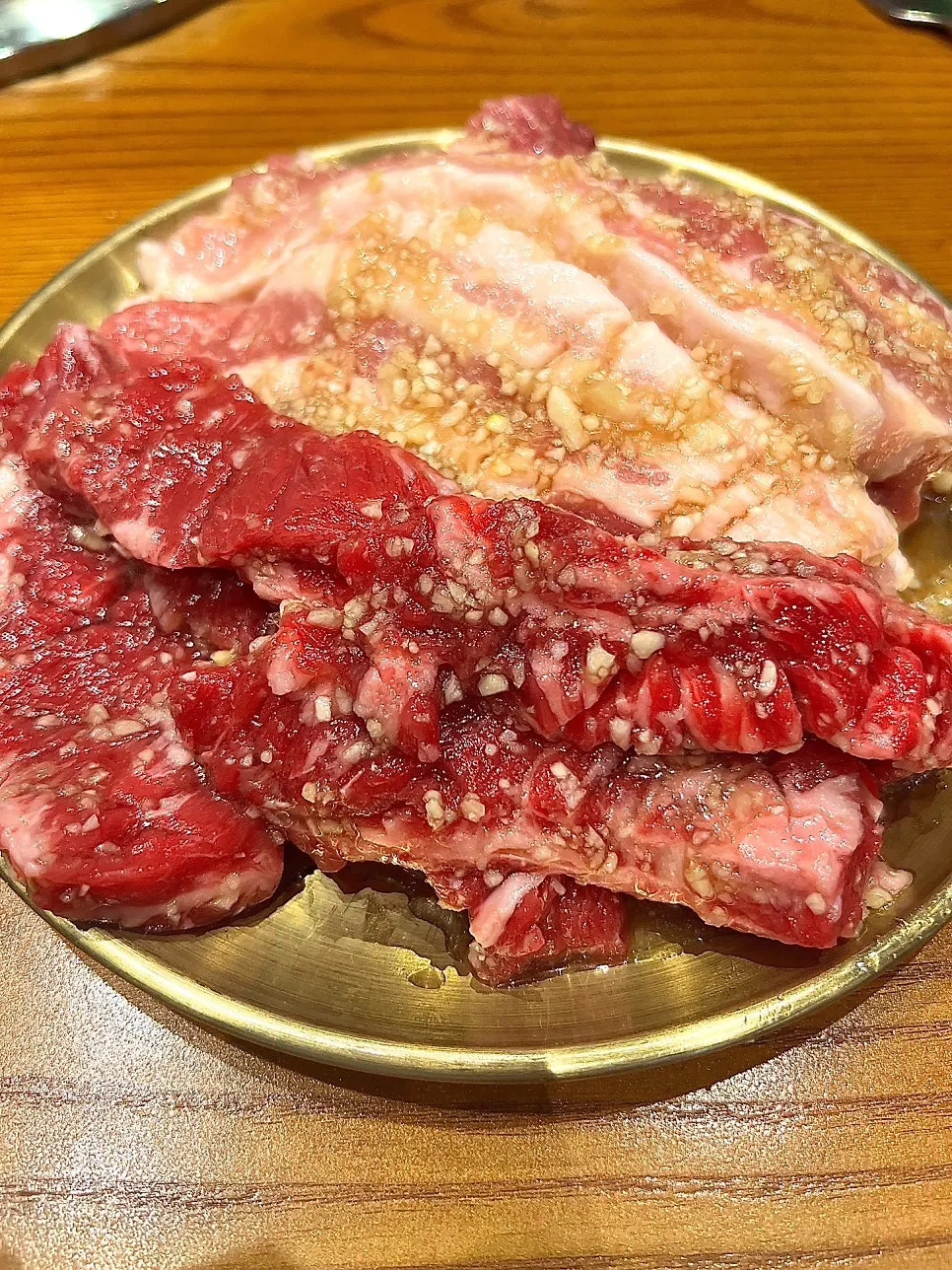 삼겹살과 소갈비 반반 구성의 모둠 고기