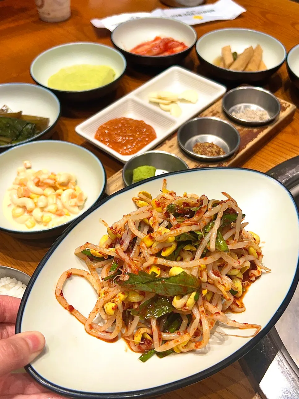 콘샐러드와 명이나물 등 기본반찬 한 상