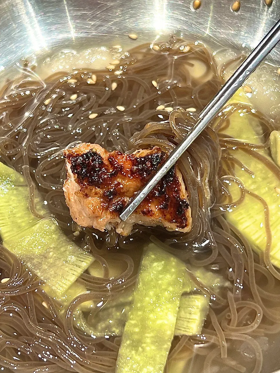 숯불에 익어가는 마늘 양념 삼겹살