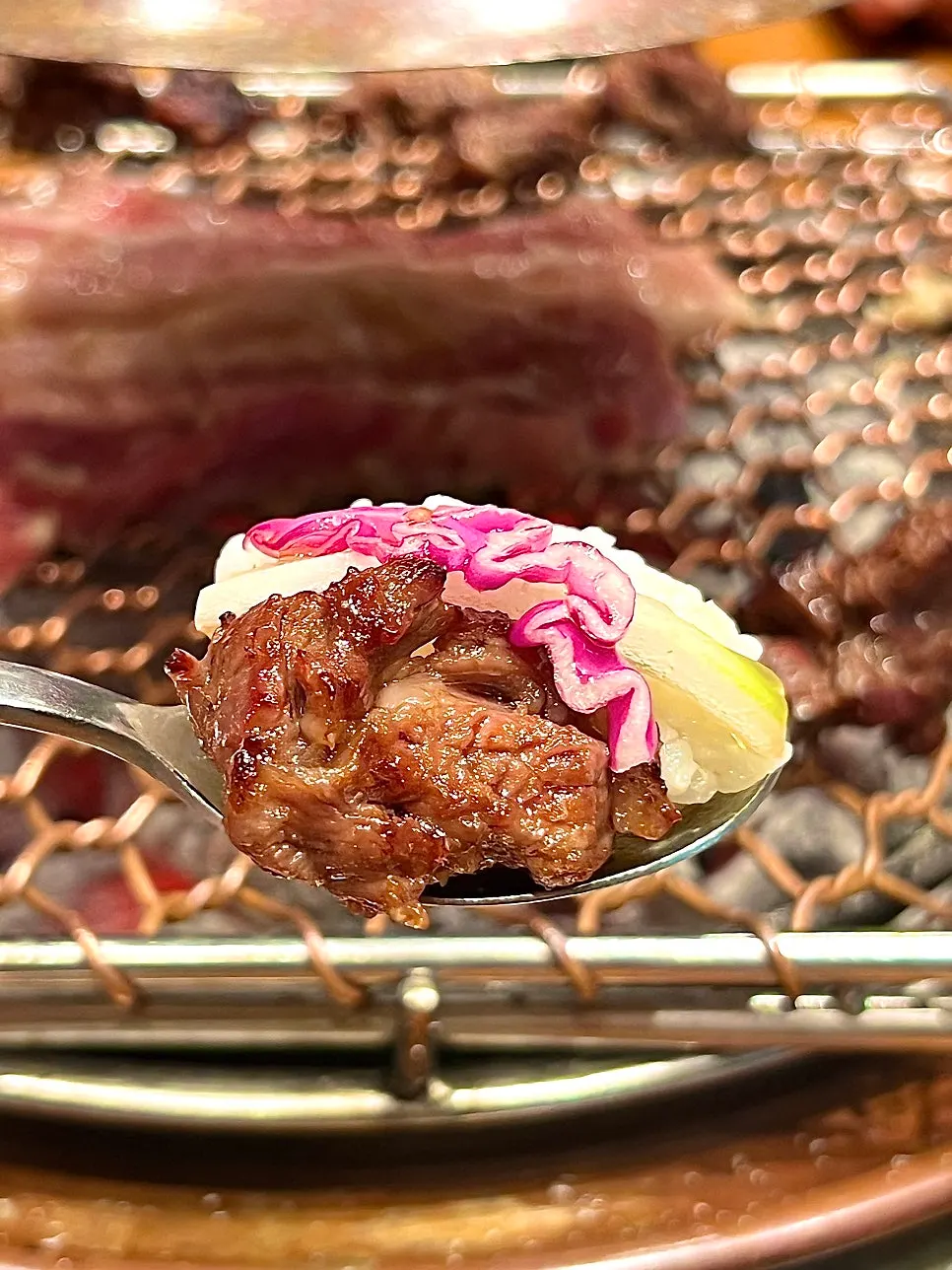 불판 위 마늘 양념 고기 마무리 컷