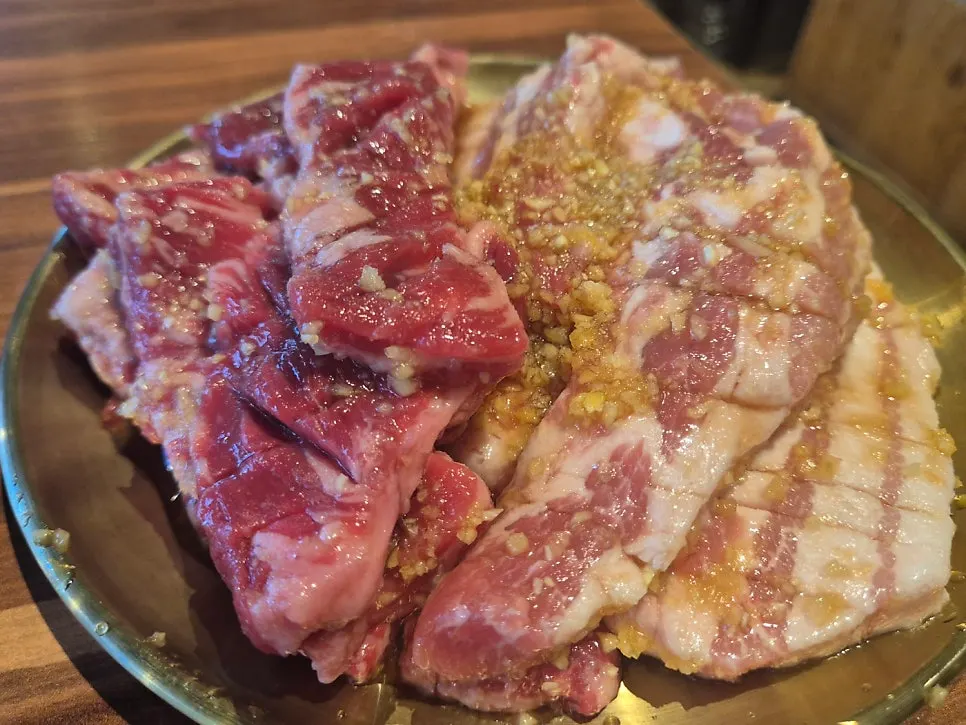불판에 올린 마늘소갈비