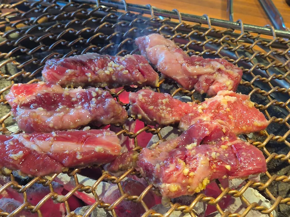 굽고 있는 마늘소갈비 클로즈업