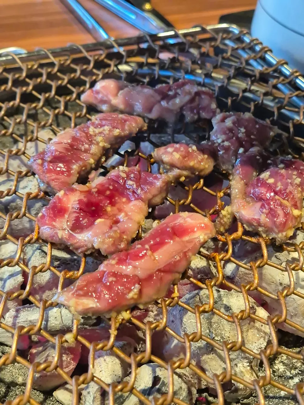 마늘소갈비 한 점과 밑반찬