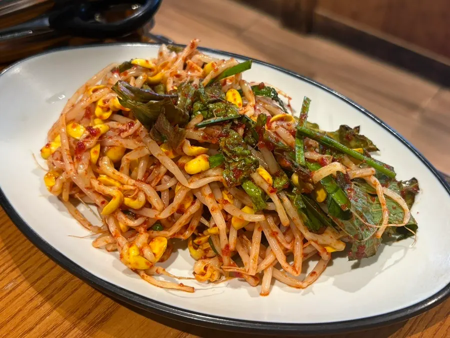 Myeongyi-namul and other side dishes to accompany the meat