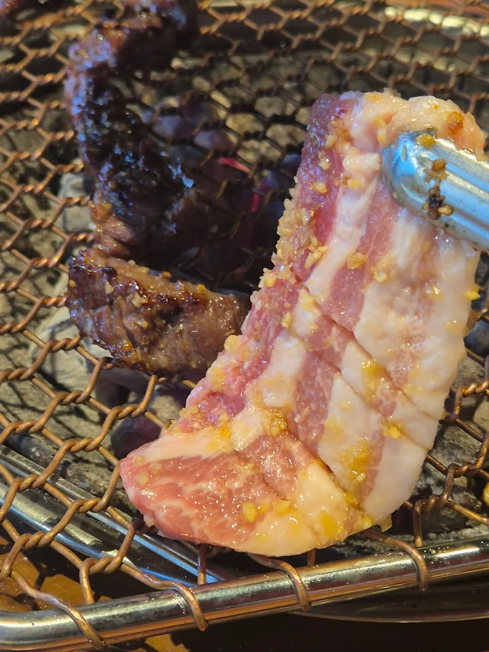 불판 위 소갈비와 곁들임 반찬
