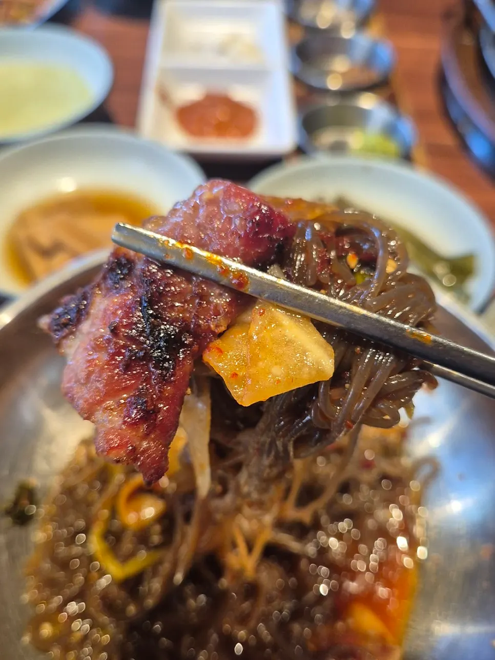 계란찜을 떠서 먹는 모습