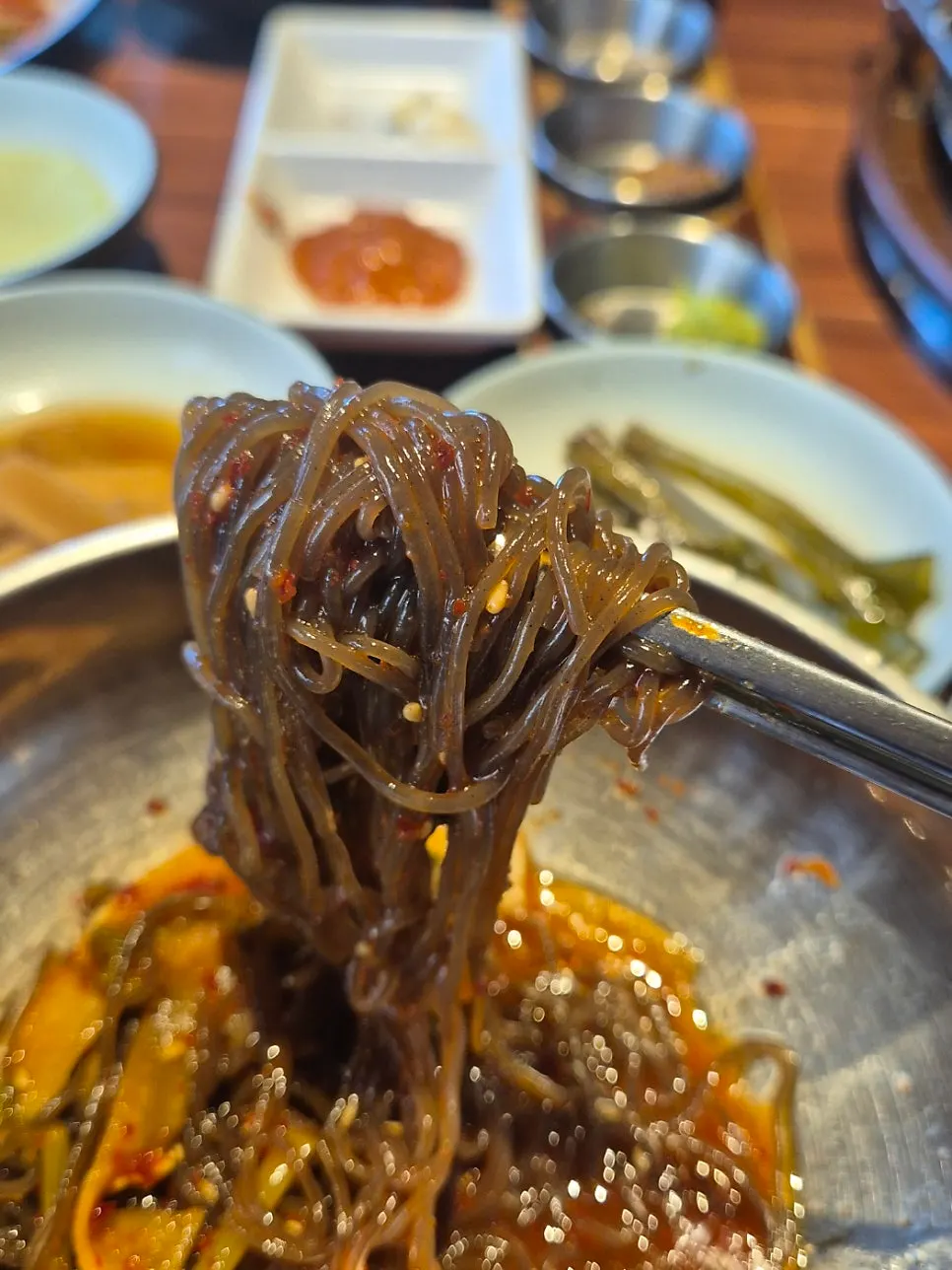 고기와 함께 놓인 계란찜