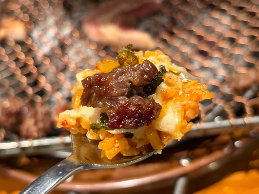 Cheese-topped stone pan kkakdugi fried rice