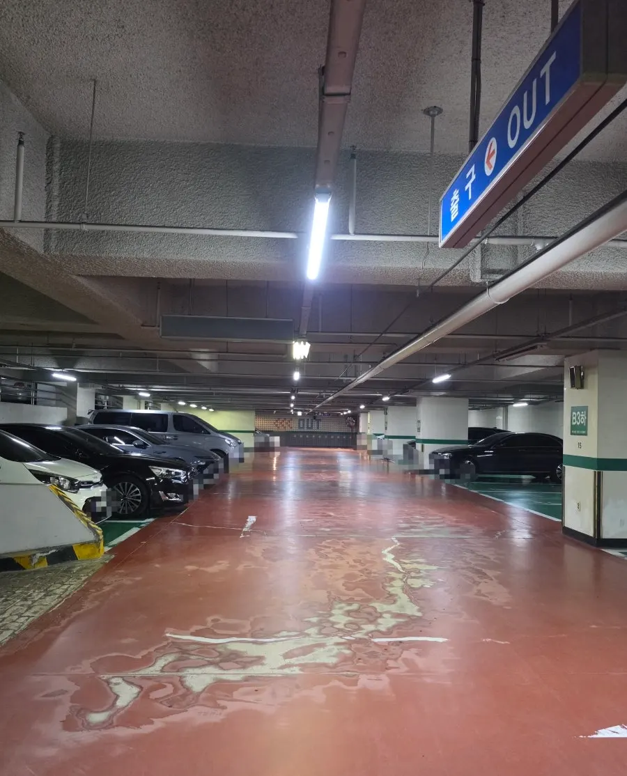 그릴더테라스 동탄본점 입구와 주변 거리