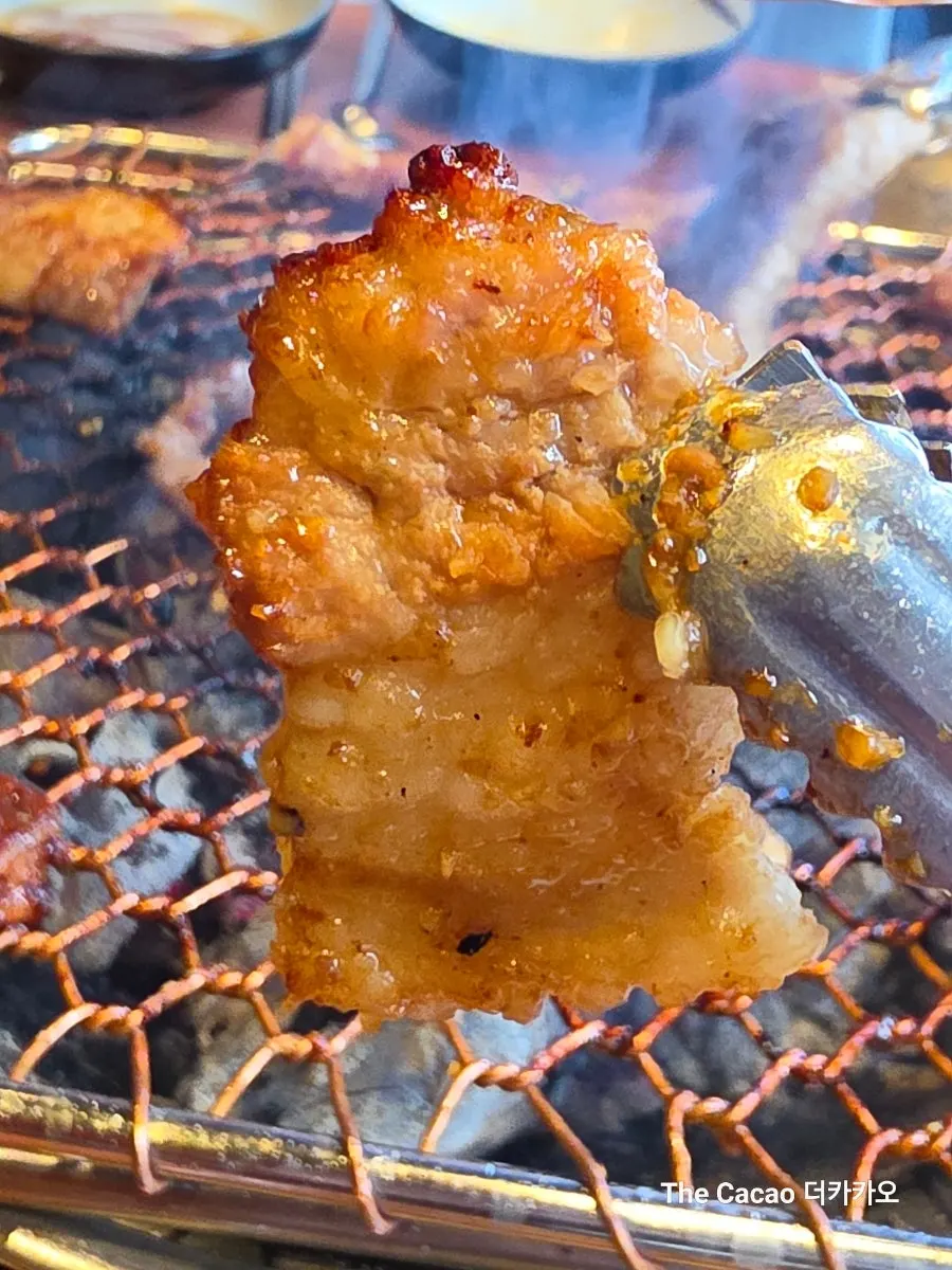 겉은 바삭하게 구워진 마늘양념 삼겹살