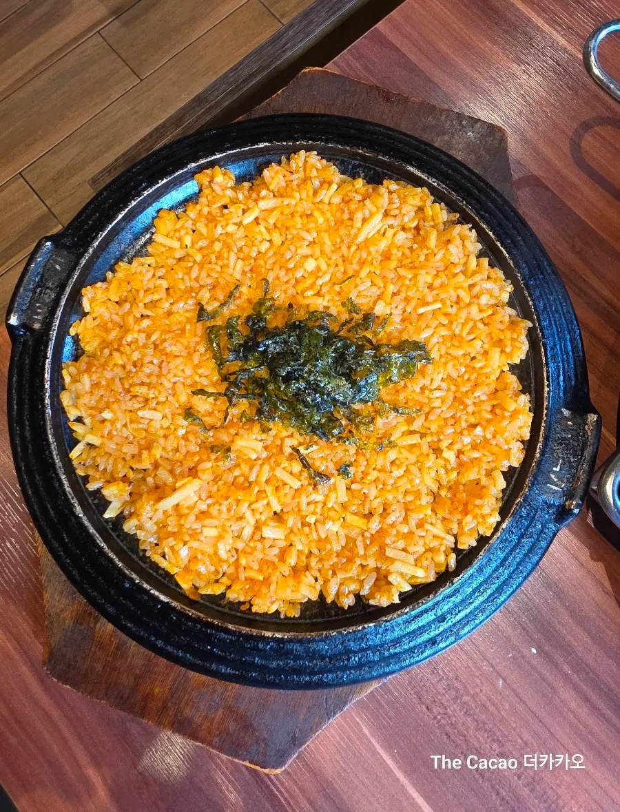 구워낸 마늘 소갈비와 삼겹살 접시