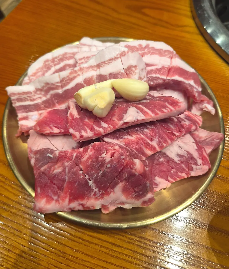A raw-meat Uiseong Garlic Combo platter
