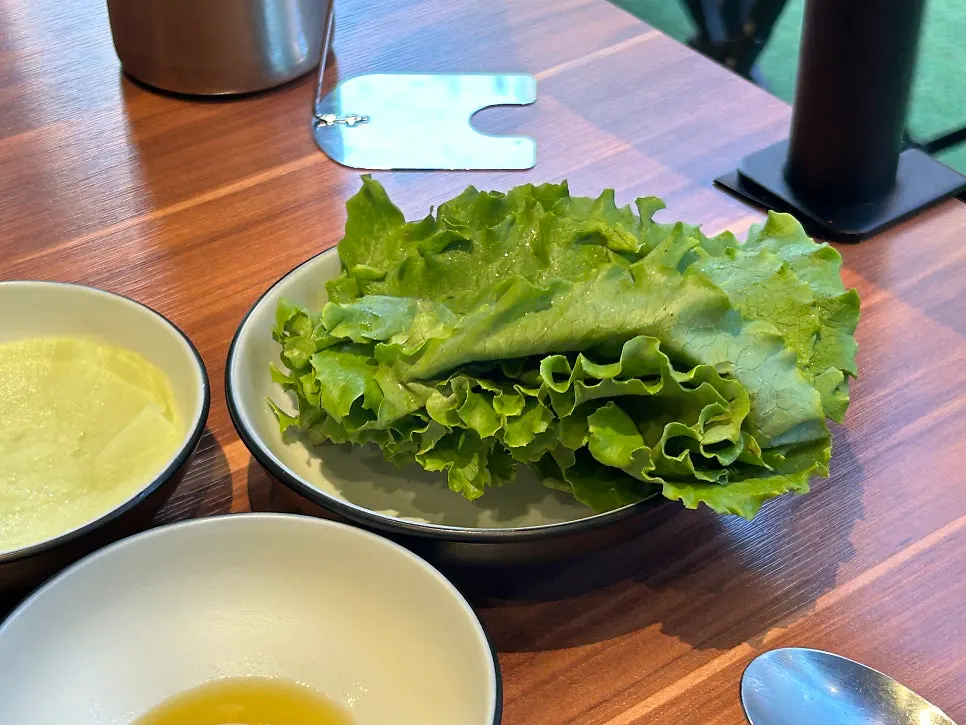셀프바에서 담아온 반찬 접시