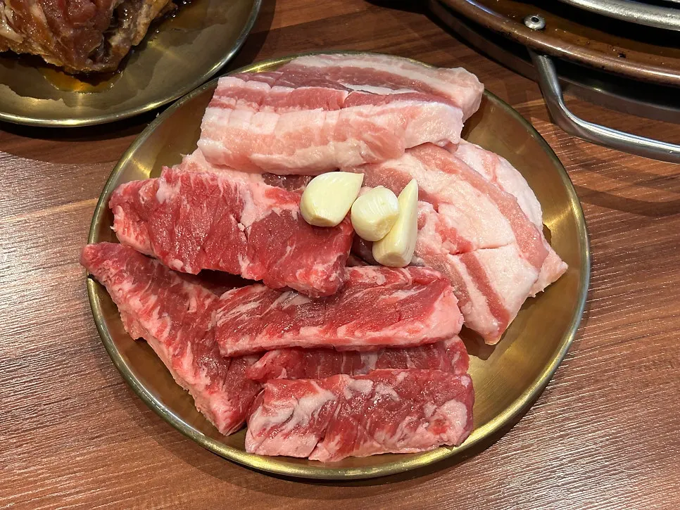 문 열어둔 자리에서 고기 굽는 모습