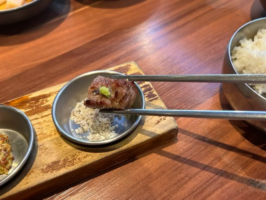 잘 익은 소갈비 한 점