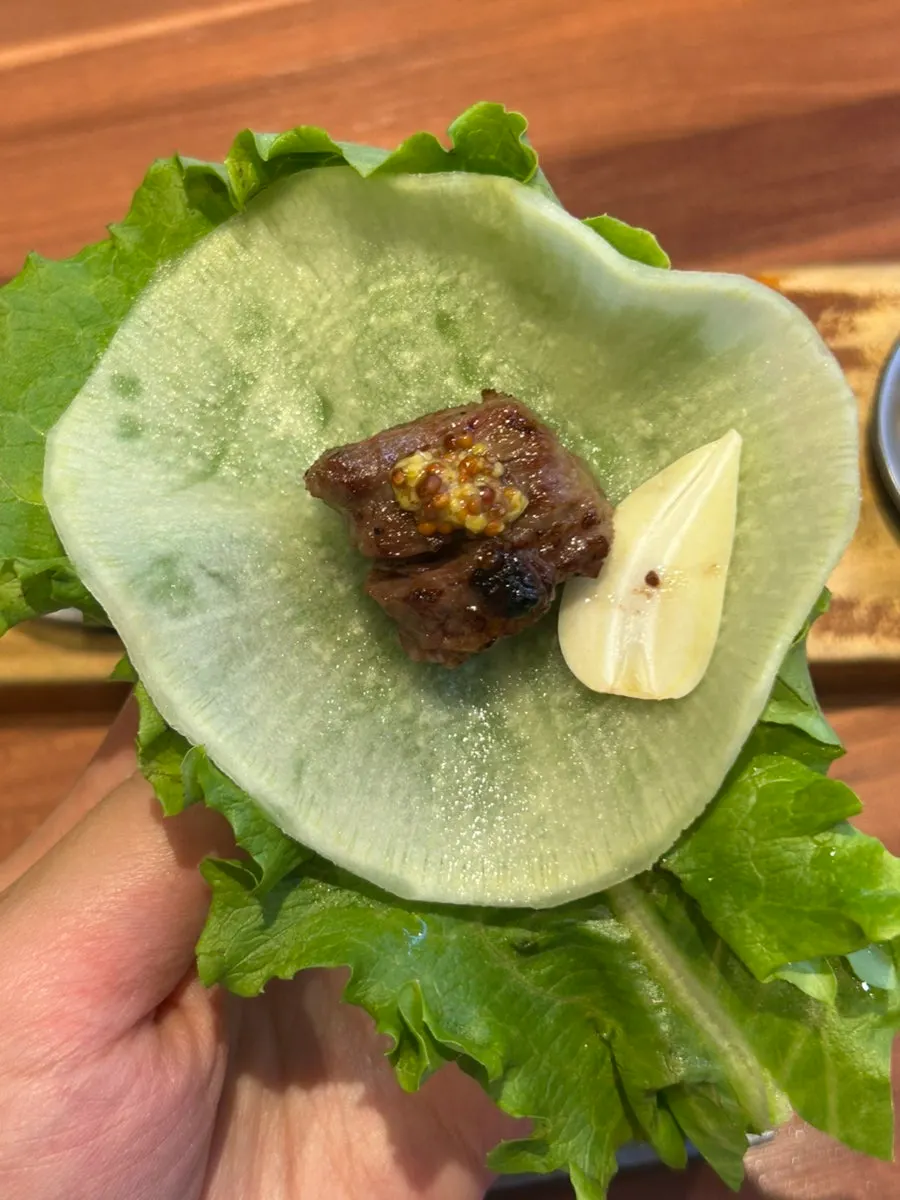 상추와 양파절임에 싸 먹는 고기