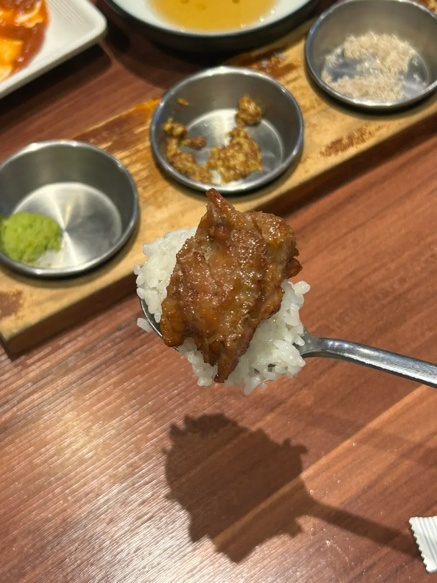 불판에서 익는 양념돼지갈비