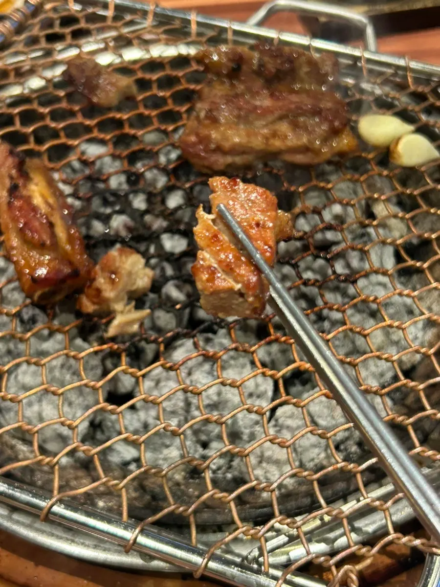 달큰하게 구워진 돼지갈비 한 점