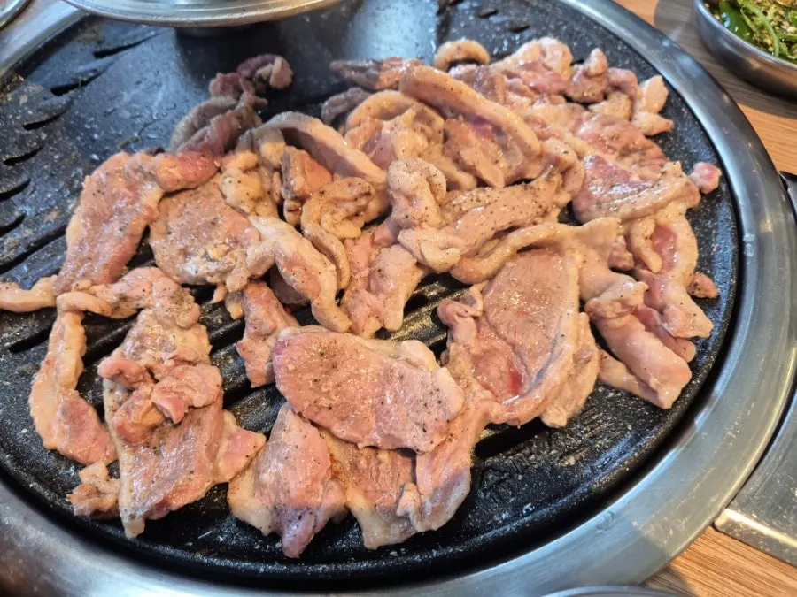 불판에서 구워진 생오리 로스구이