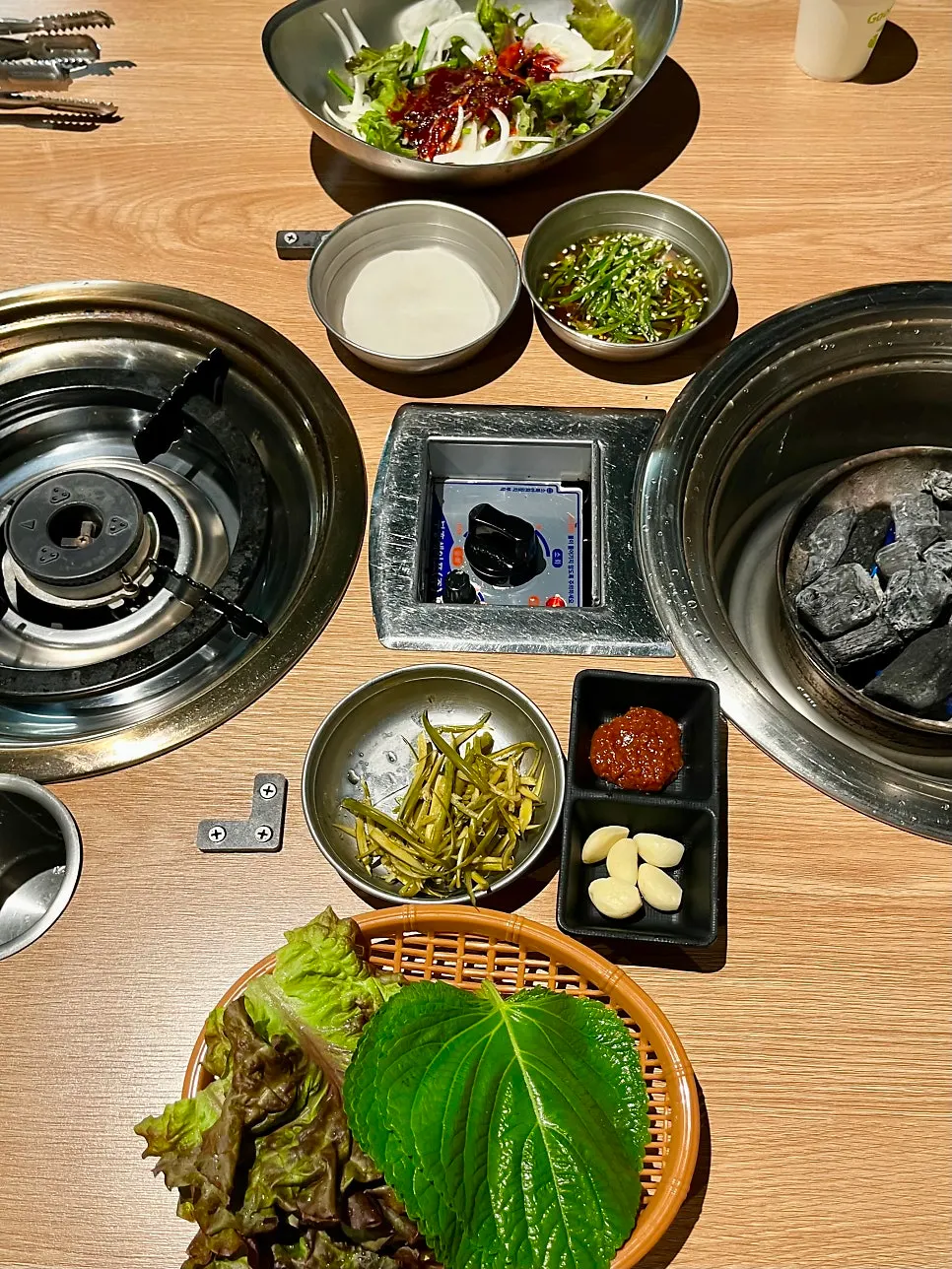 상추 깻잎 쌈무가 놓인 기본찬 상차림