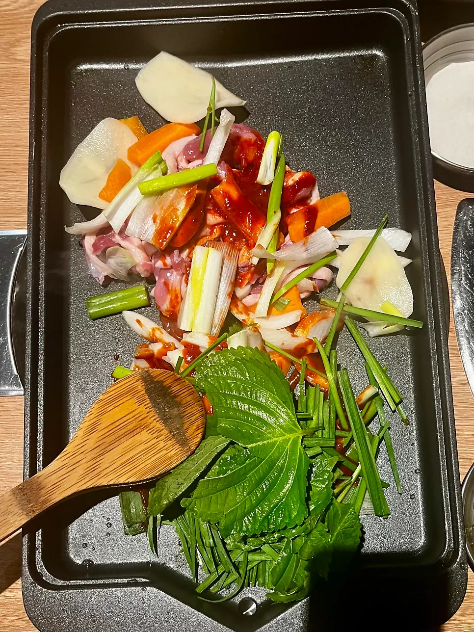 철판에 먼저 올려진 오리주물럭과 채소