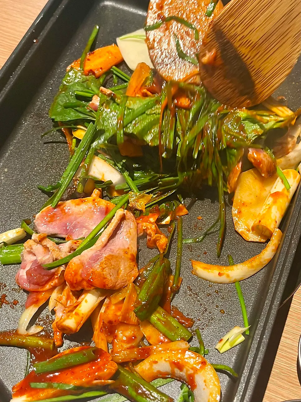 불판에 올린 생오리 굽는 모습