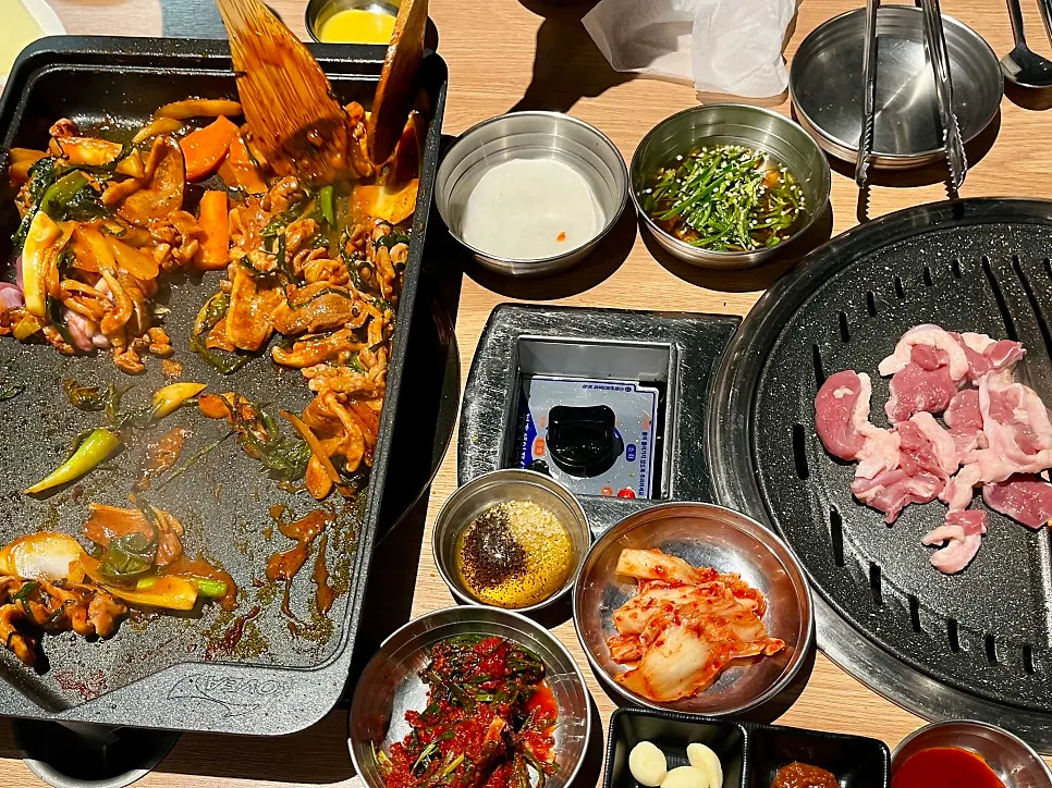 불판 두 개에 주물럭과 오리로스를 동시에 굽는 장면