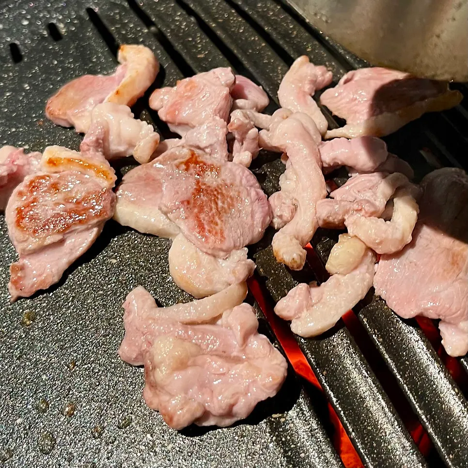 소맥 한 잔과 구워진 오리고기