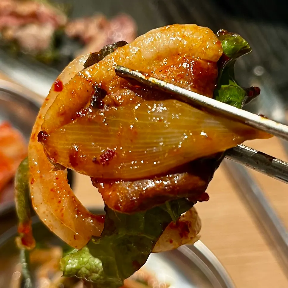 쌈무와 깻잎에 올린 오리고기 쌈